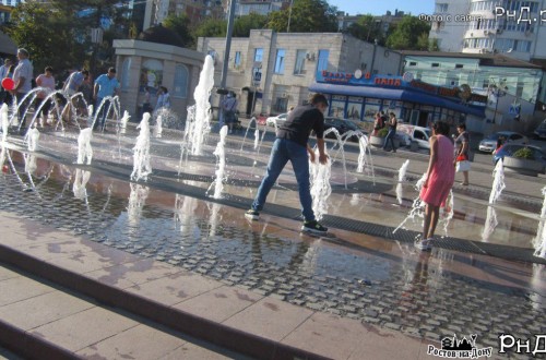 На ростовской набережной заработал танцующий цветной фонтан